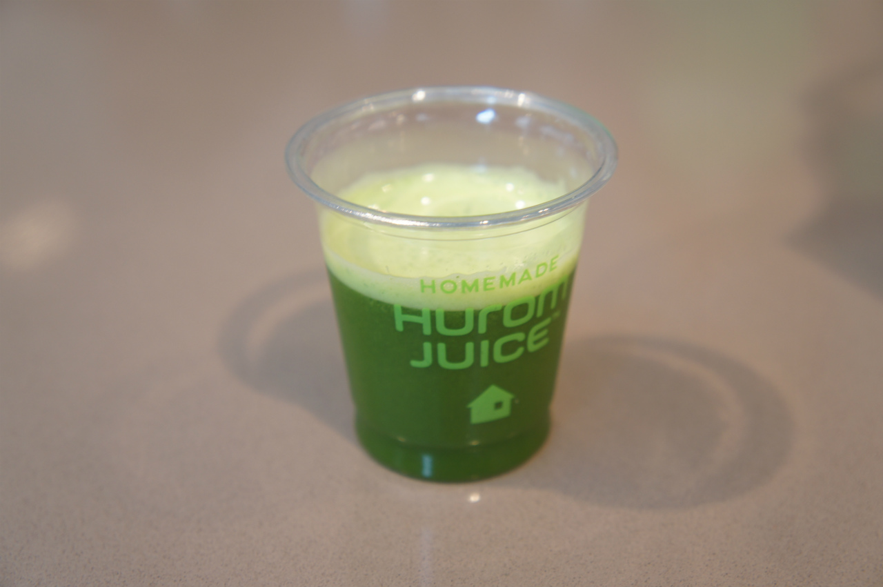 通常のストレーナーで作ったパセリ+りんご+レモンのジュース