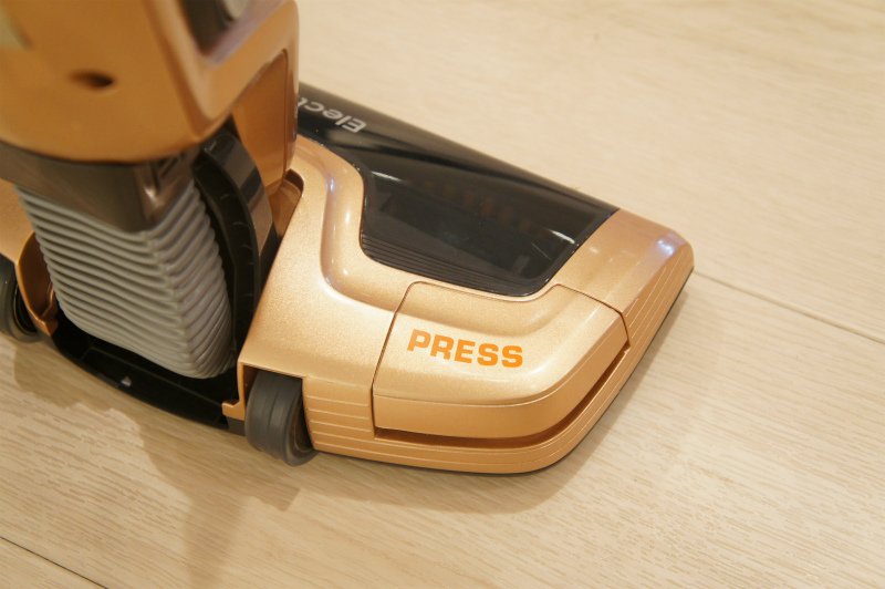 掃除中に足で踏むだけで毛がらみを除去できる「ブラシロールクリーン」機能を備えている