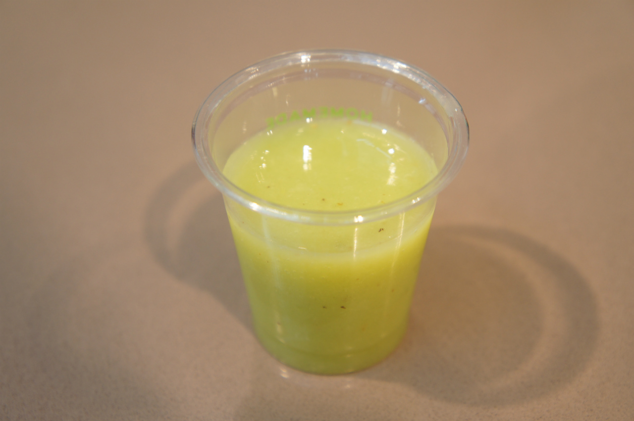 スムージーストレーナーで作ったキウイ+トンプソンのスムージー