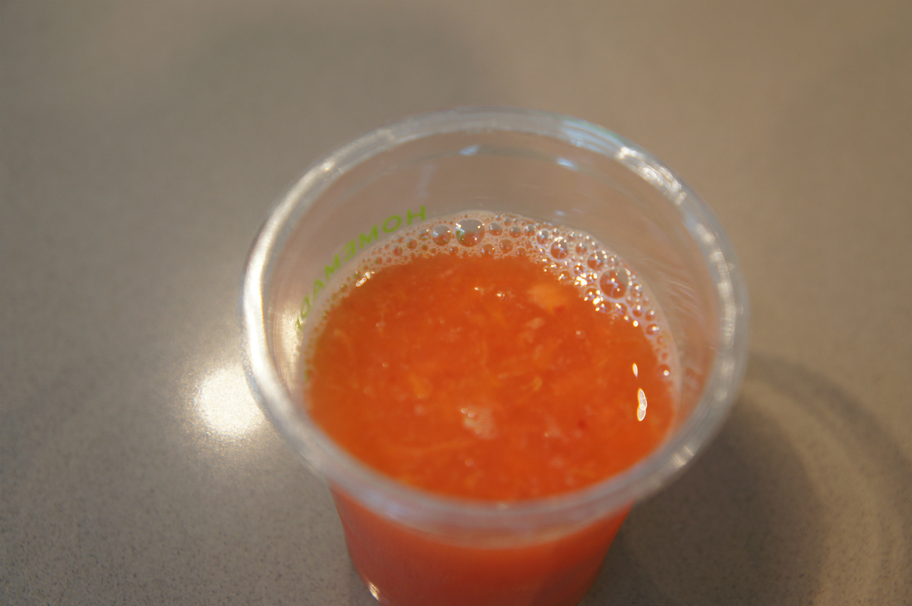 スクイーザーで絞ったブラッドオレンジジュース