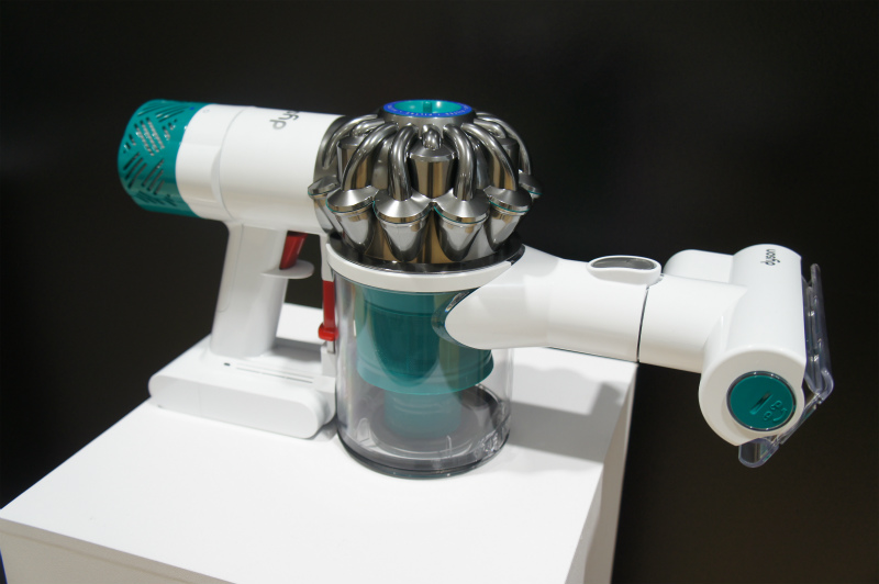 ダイソンが2015年5月12日に発表したふとん・マットレス用ハンディー掃除機「ダイソン V6 マットレス」。ドラッグストアをイメージしたという清潔感のあるカラーリングが目を引く