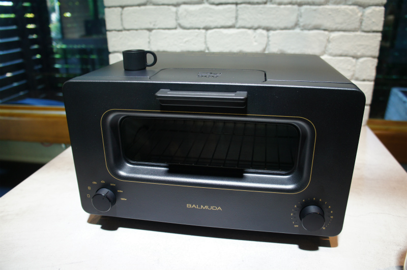 バルミューダが2015年6月中旬に発売する「BALMUDA The Toaster」（希望小売価格2万2900円）。カラーはブラックとホワイトの2色を用意する