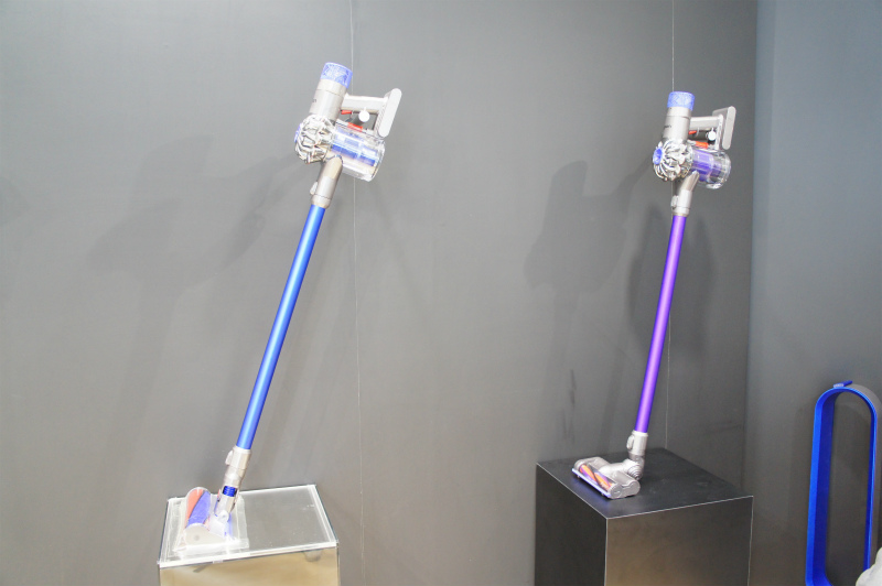 スティックタイプの「ダイソン V6 フラフィ」（左）と「ダイソン V6 モーターヘッド」（右）