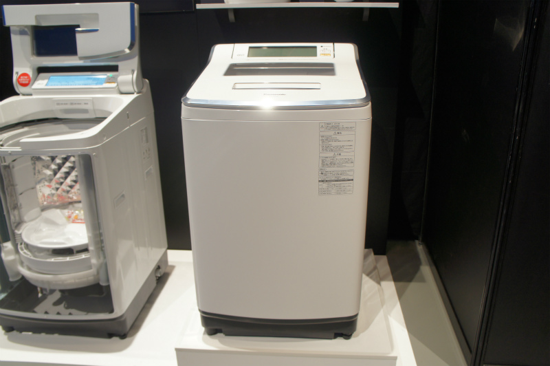 洗濯物の取り出しやすさを追求した容量8kgの縦型洗濯機「NA-JFA801」（7月15日発売予定、予想実勢価格18万円）