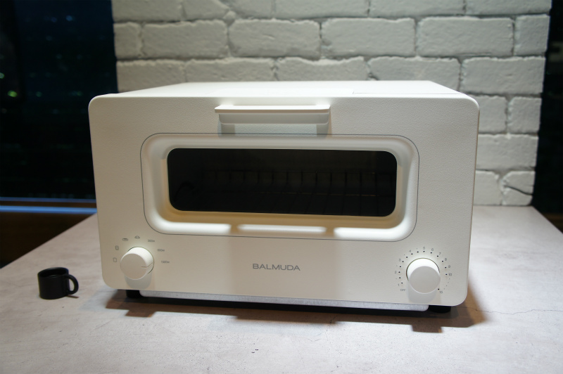 バルミューダが2015年6月中旬に発売する「BALMUDA The Toaster」（希望小売価格2万2900円）。カラーはブラックとホワイトの2色を用意する