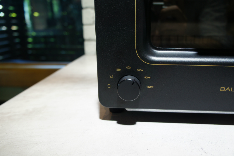 「トースト」「チーズトースト」「フランスパン」「クロワッサン」の自動モードに加えて、300W、600W、1300Wの「クラシック」モードを搭載している
