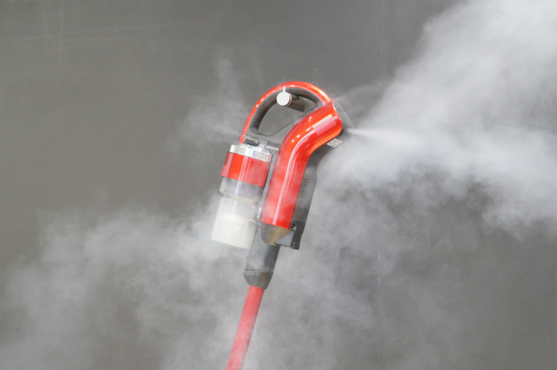 他社の掃除機は、オンにするとスモークが盛大に漏れているのがわかる