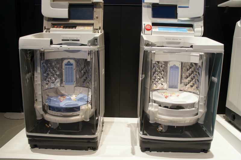 左の従来モデルに比べて洗濯槽の底を高くするなど、取り出しやすさを追求したデザインを採用している