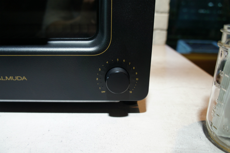 ダイヤル式のデジタルタイマーを回すと調理がスタートする。調理時間は1分から5分まで30秒刻みで、5分から10分までが1分刻みになっている。15分の調理時間も選べる