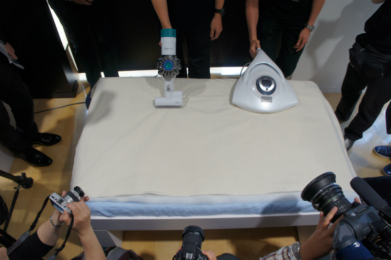 他社のふとん掃除機との比較実演も行われた