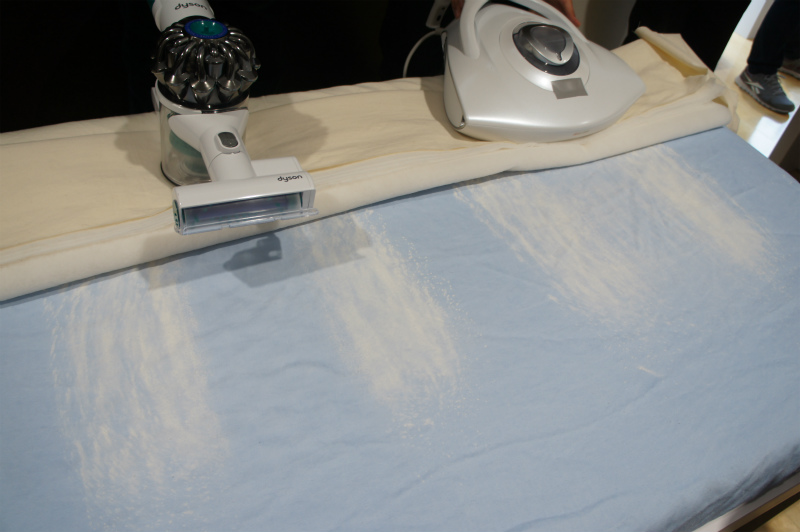 他社のふとん専用掃除機に比べて、吸引力の高さを証明する形となった