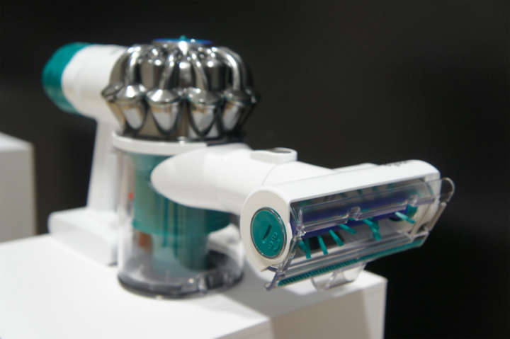 コードレス掃除機ダイソンV6 部屋の空気よりキレイ！ダイソンのふとん対応掃除機 | GoodsPress Web