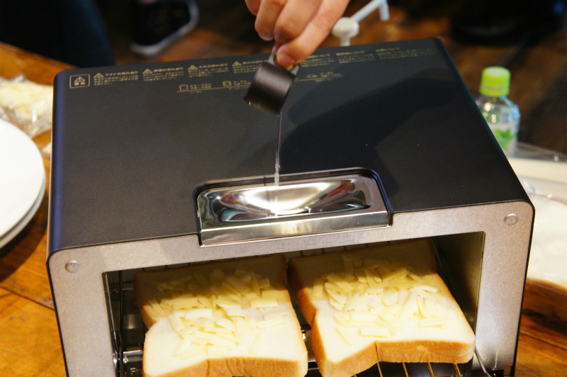 焼く前に5ccの水を入れるのがポイントとなっている