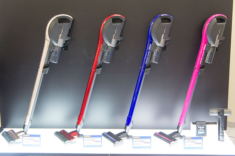 シャープが2015年7月中旬に発売する「FREED 2」2シリーズ4モデル。左2モデルが上位モデルの「EC-SX310」（予想実勢価格7万5600円）、右2モデルが下位モデルの「EC-SX210」（同5万4000円）