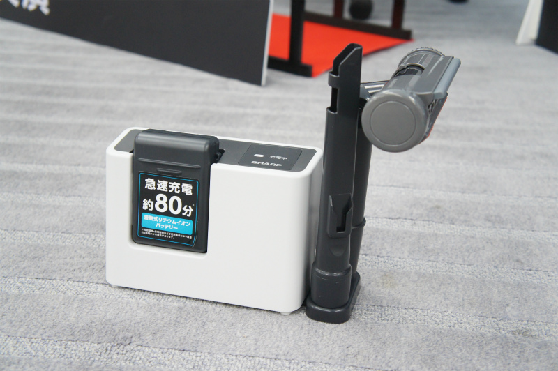 充電台に設置してバッテリーを充電するセパレートチャージスタイルを採用している。工具メーカーのマキタなどは同じスタイルを採用しているが、大手家電メーカーではシャープだけの特徴となっている。充電台の隣には付属ツールを収納（設置）できるようになっている