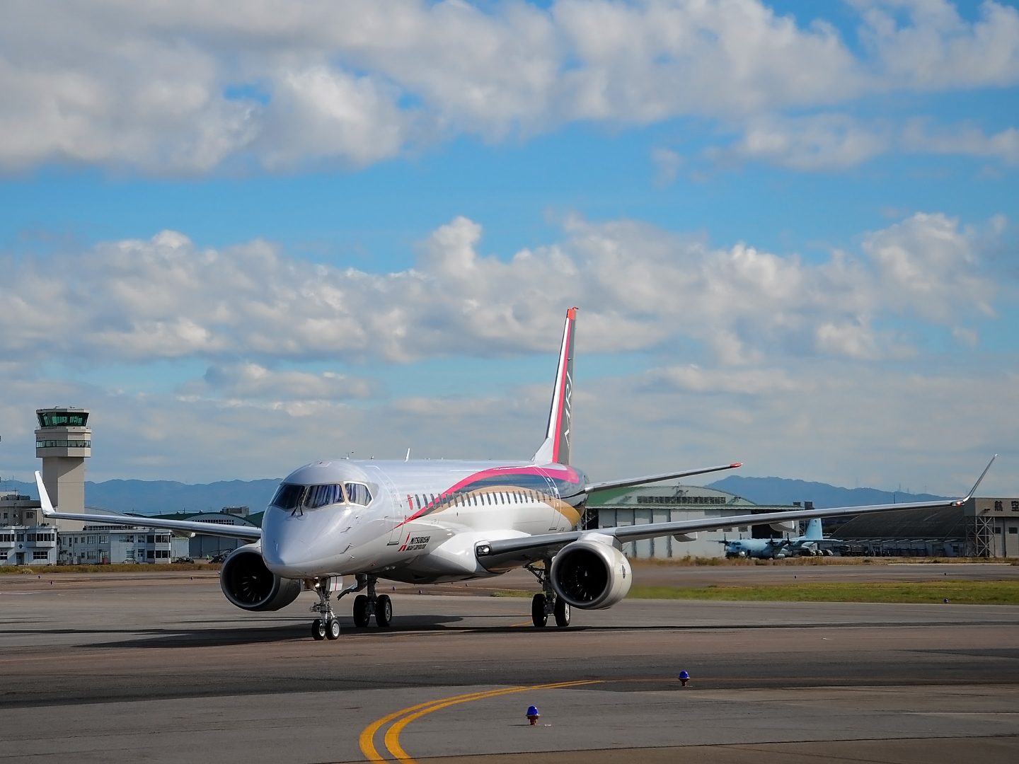 三菱 MRJ 1:100 ソリッド胴体モデル 三菱航空機、米メサ航空と最大100機のSpaceJet M100受注について