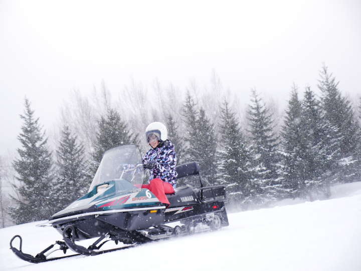 スノーモービルにワカサギ釣り！北海道で雪遊び！ | GoodsPress Web