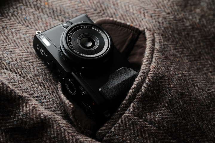 カメラレビュー】街を歩きたくなるカメラ 富士フイルム「X70