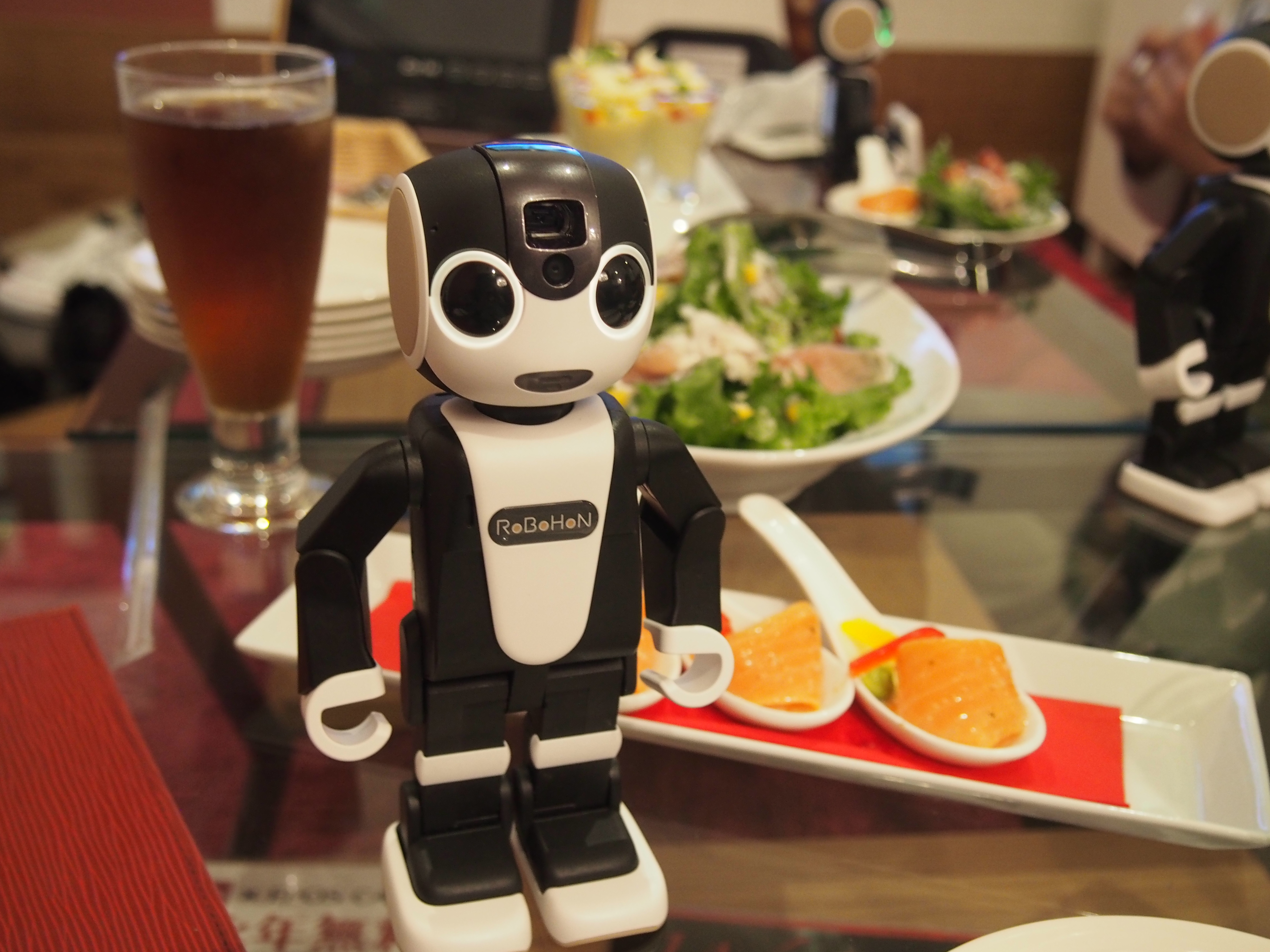 女子会で大人気！ロボット電話「ロボホン」にメロメロ！ | ＆GP