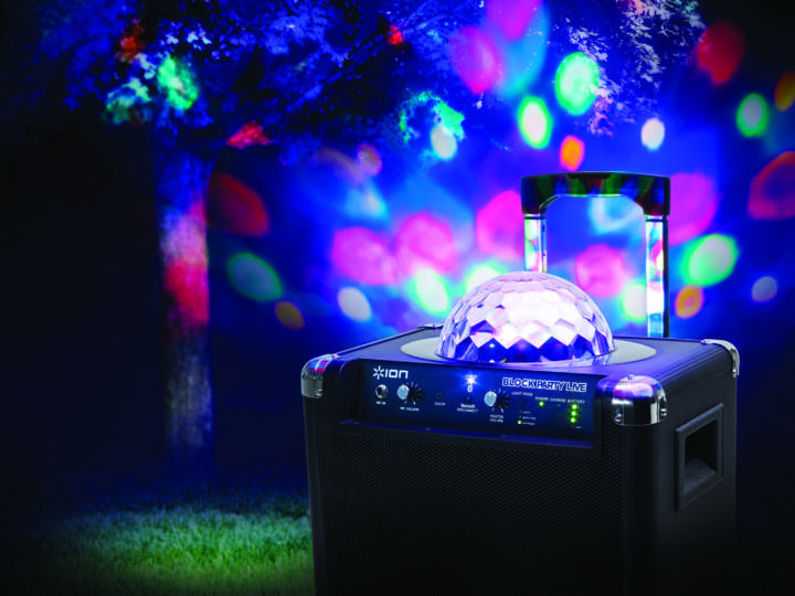 持ち出せるミラーボール付スピーカーでパーティーを盛り上げよう