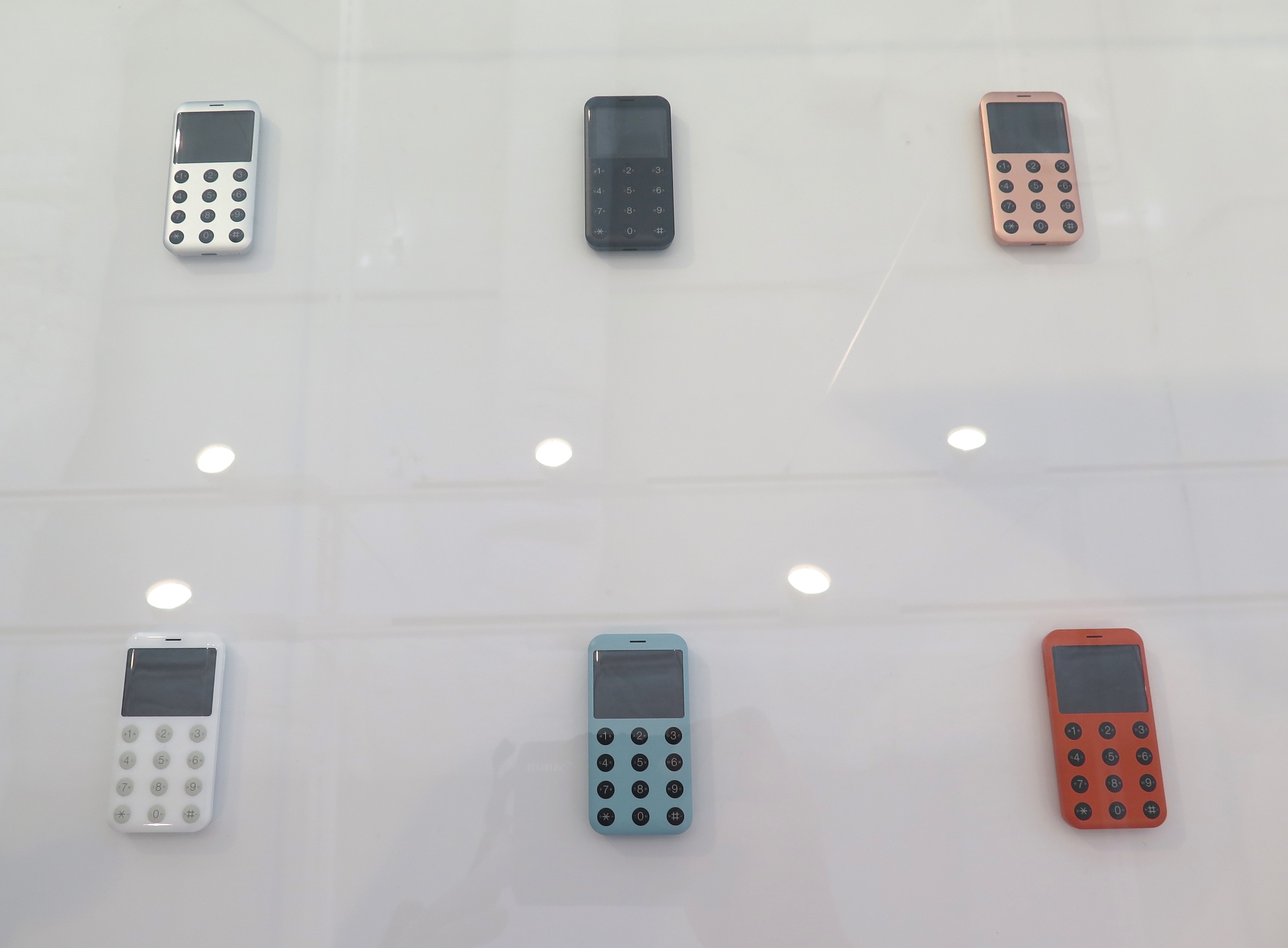 INFOBAR、talby、neon… auデザインケータイ15年の軌跡を一挙展示