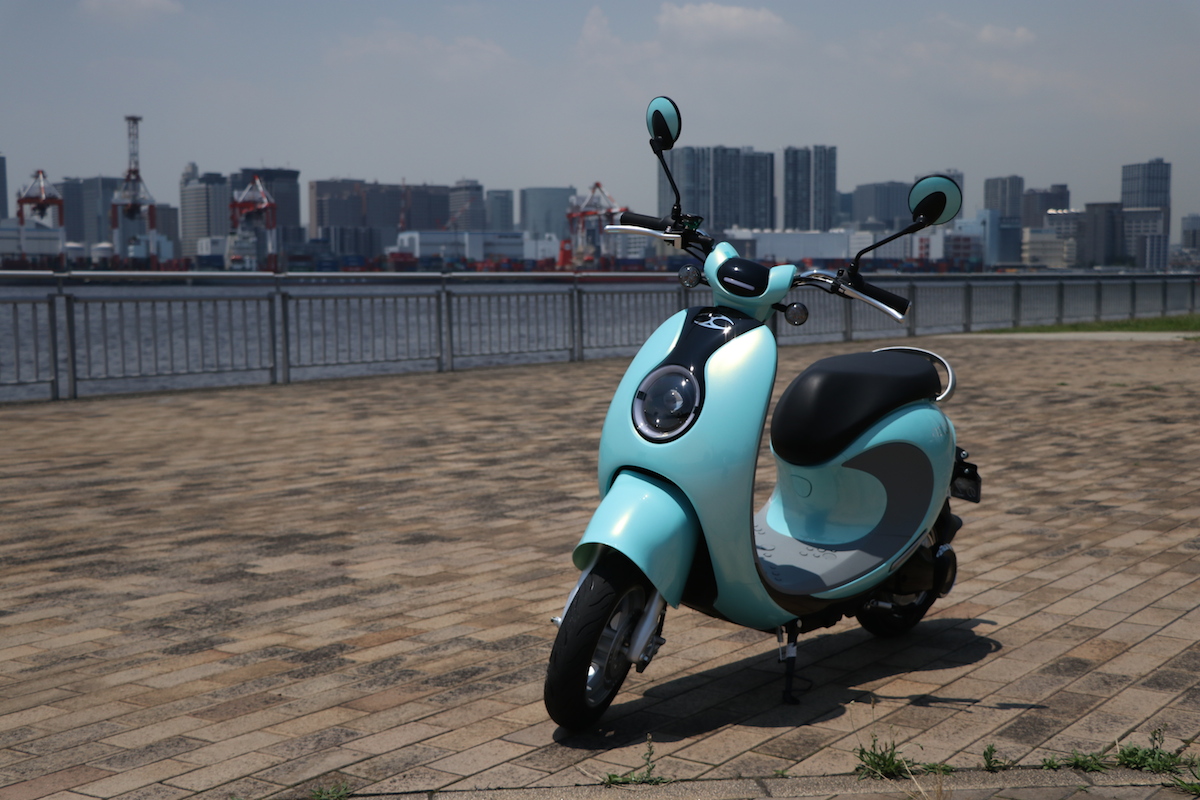 家庭用でも充電可！オシャレな電動スクーターがちょい乗りに最適