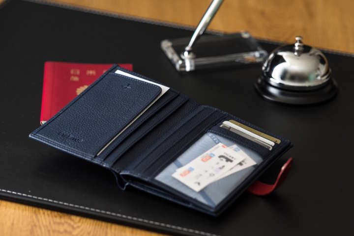 旅に最適なジャケット、財布、シューズで上質さをプラスする