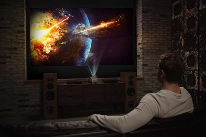 20cm離せば120インチ！超短焦点プロジェクターでどこでも映画館に