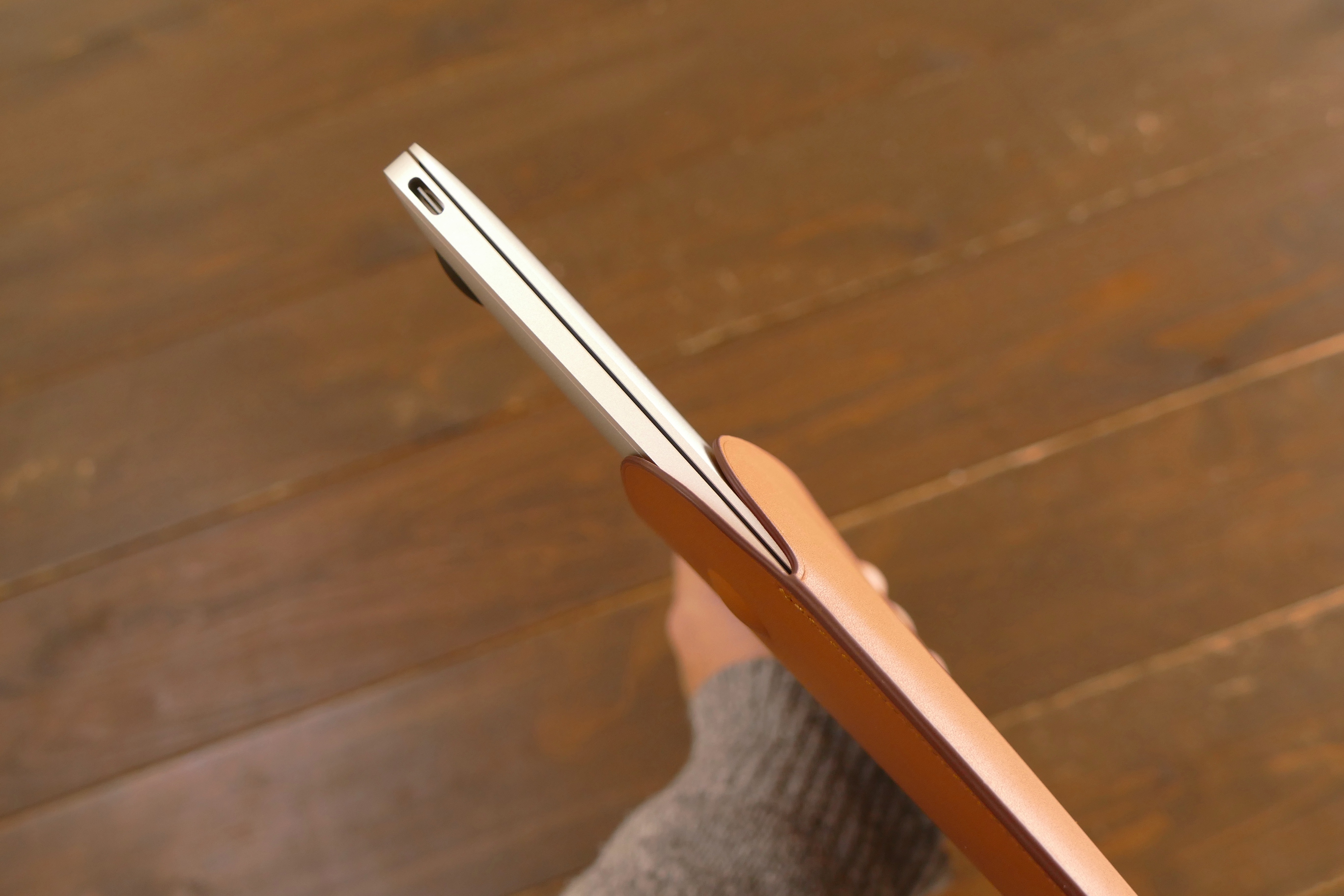 Apple 2017 MacBook 12 シルバー 純正レザースリーブ付き DSC01715-300x200.jpg