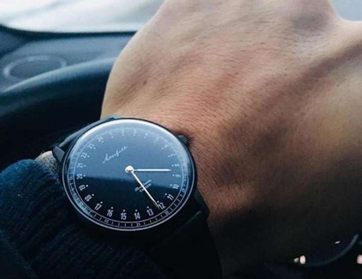 文字盤のデザインがちょっと違う？「24時間表示」って確かに見やすそう