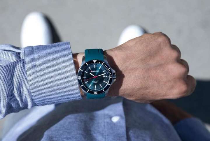 地中海のようなブルーグリーンに惚れるリーズナブルなスイス時計