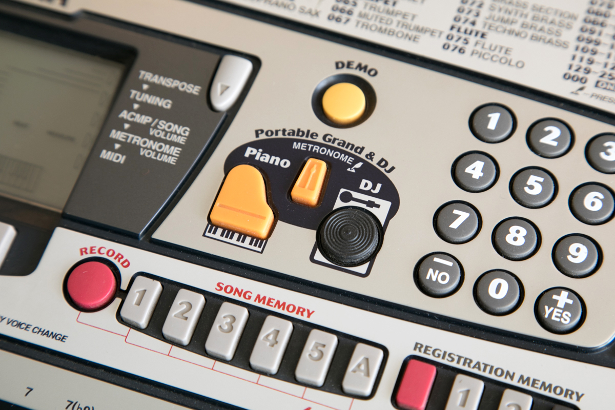 クレイジーケンバンド横山剣とヤマハ「PSR-280」【アーティスト