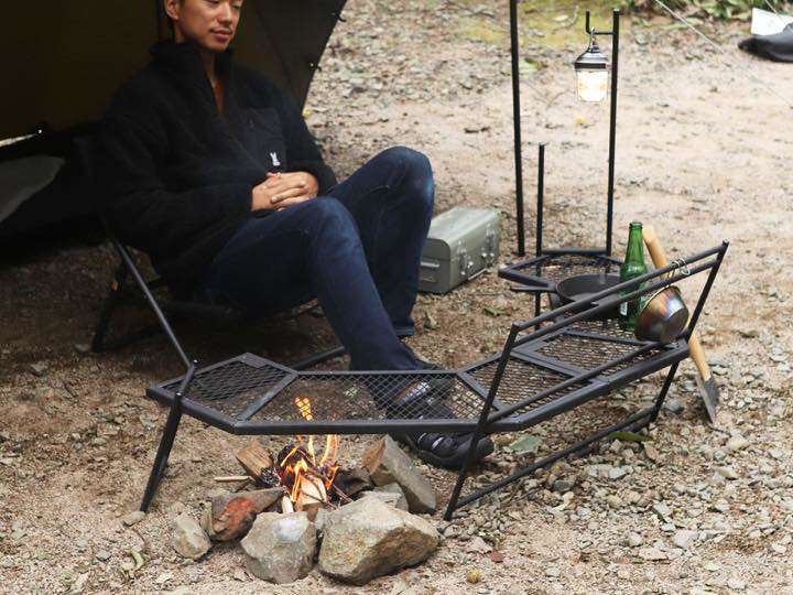 まるでコックピット！半円状の耐火テーブルでキャンプを機能的にカッコ