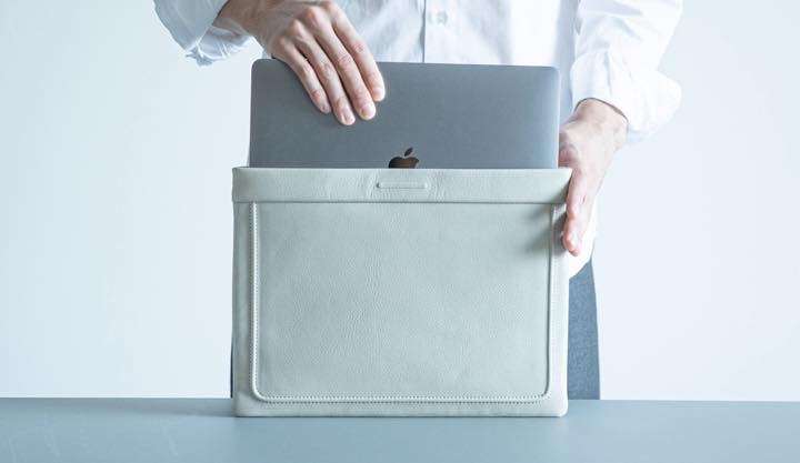 MacBookより見せたくなるホワイトレザーのPCケース | GoodsPress Web