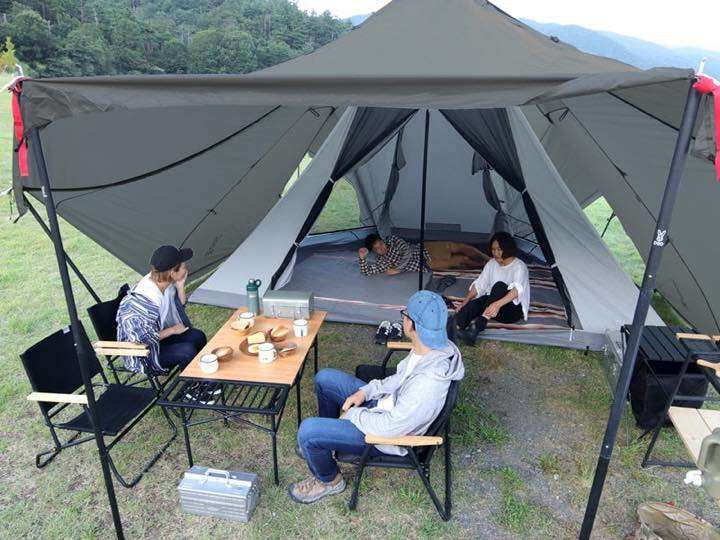 アウトドアやキャンプにぴったりの大型ワンポールタープです タープも兼ねるワンポールテントが超開放的！ | ＆GP