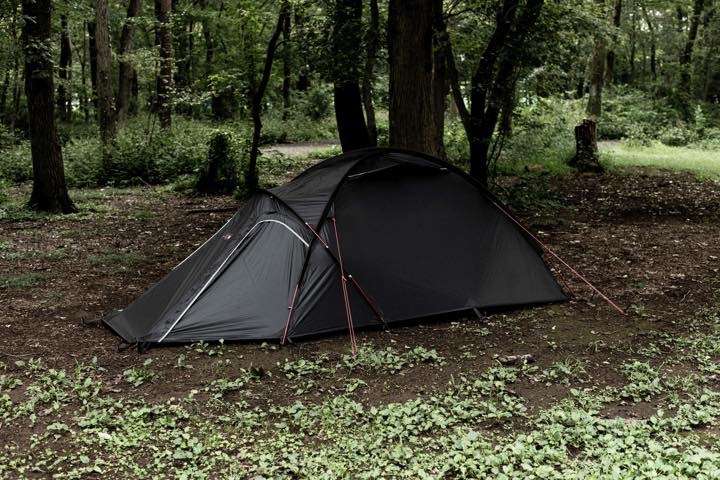 差し色のレッドがにくいBRIEFING×muracoコラボテント | GoodsPress Web