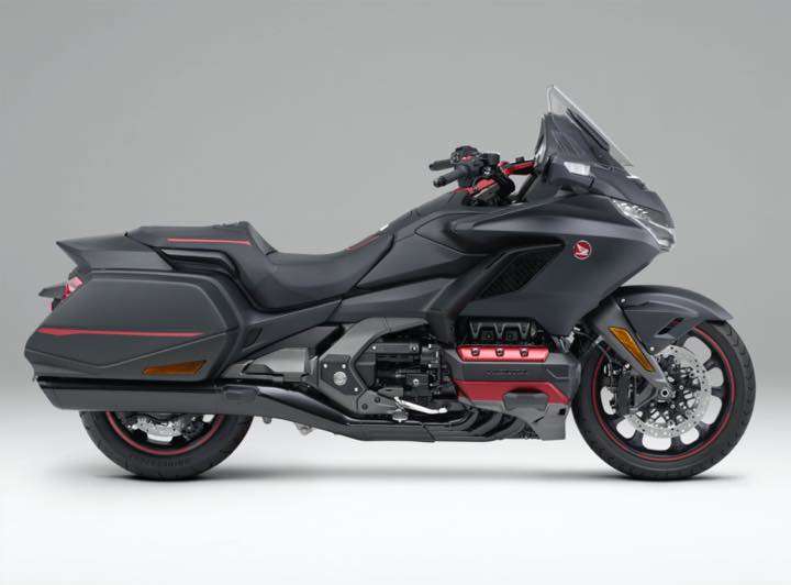 マットブラックを纏った新型ゴールドウイングの存在感がハンパない