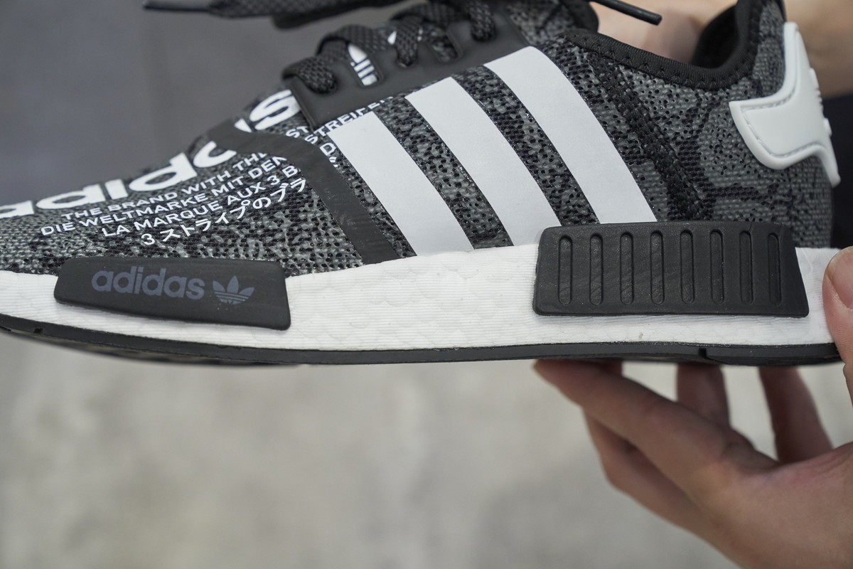 adidas アディダス　NMD R1 atmos スネーク柄 暗闇で光る「NMD R1 ATMOS G-SNK」、闇夜に現れるのは…蛇