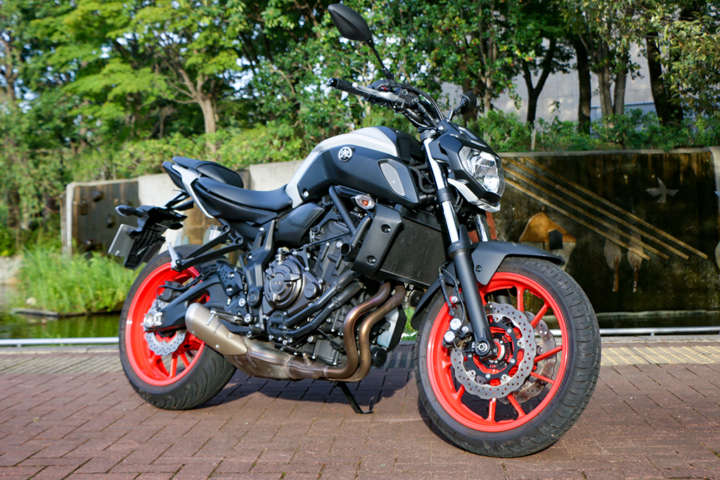 高回転域では性格が一変！ヤマハ「MT-07」はフレンドリーに見えて相当