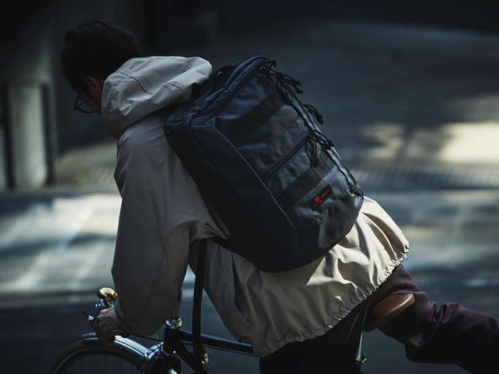 New Balance × BRIEFINGが生み出した新色ダークグレーを纏うバッグに