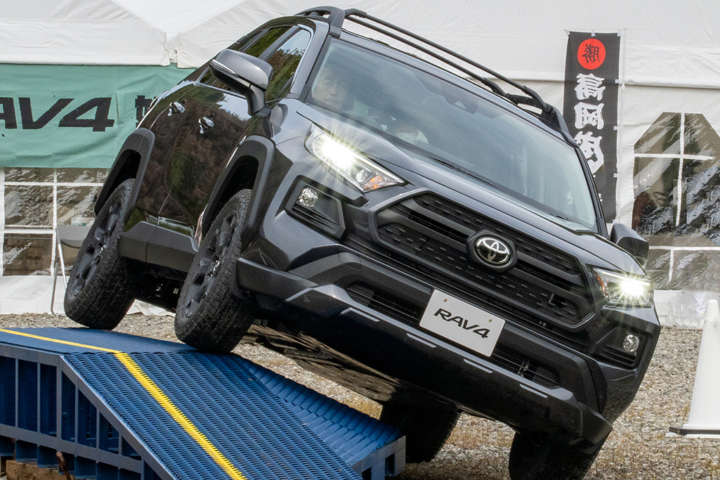10mmの車高アップが走破力に効いてる!トヨタの変化を象徴する特別な「RAV4」 | GoodsPress Web