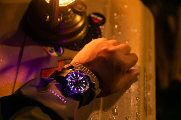 青白く自発光する軽量なブラックチタンの機械式時計と過ごすソロ