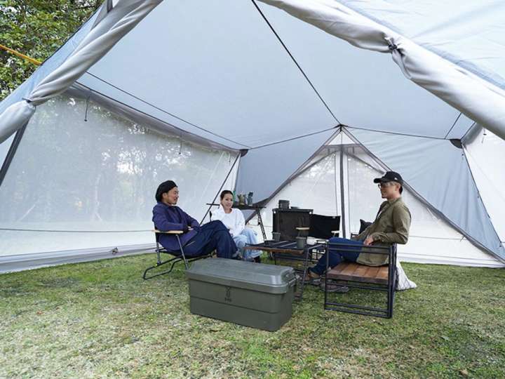 これは新発想！中にポールがないシェルターだから超広々