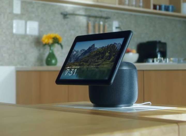 新型「Echo Show 10」はディスプレイ＆カメラが動いて声の主に向いて