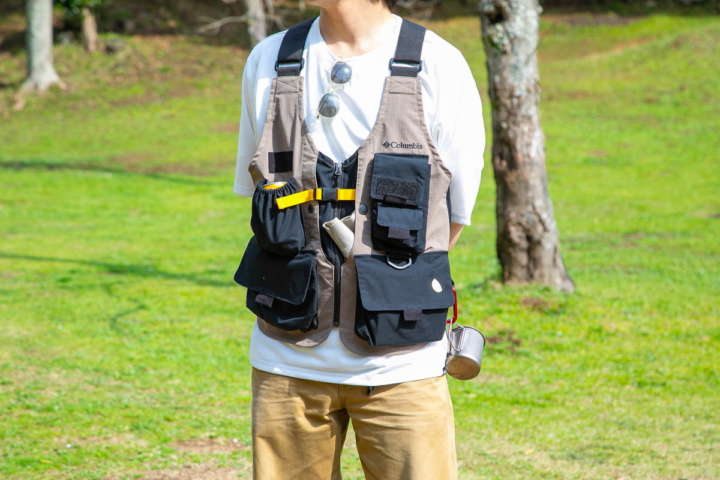 Tシャツに多機能ベストを羽織ってキャンプでも街でも手ぶらスタイル
