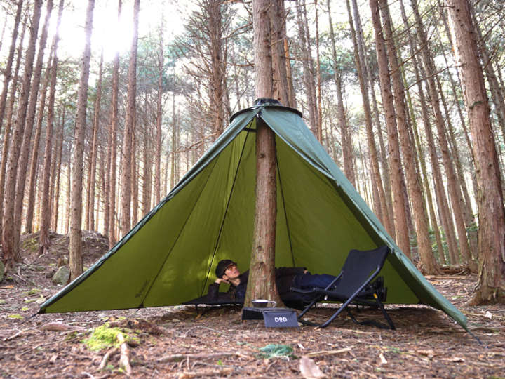 ポールのないティピーテントで自然の中に溶け込む体験を