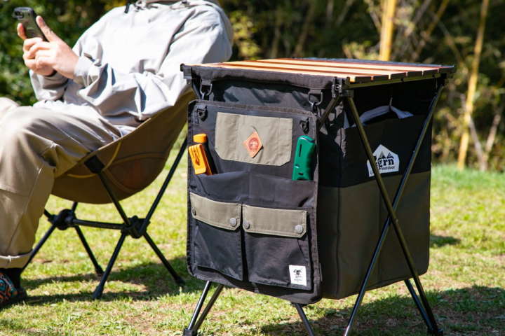 ゴミ箱にもなるオシャレな小型テーブルでテントサイトの雰囲気アップ