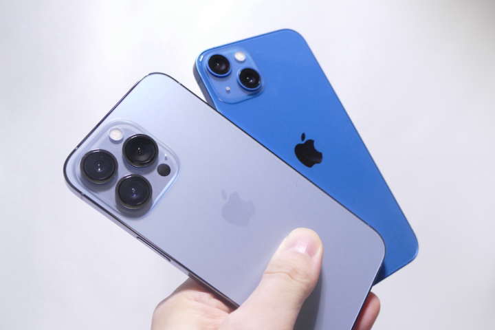 iPhone 13」と安くなった「iPhone 12」一緒に使ってみて分かった