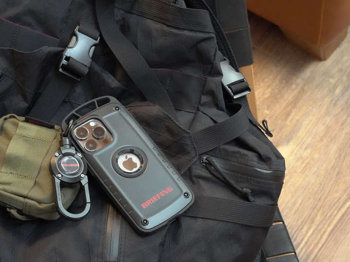 カラビナバンパー付きのミルスペックな「BRIEFING×ROOT CO