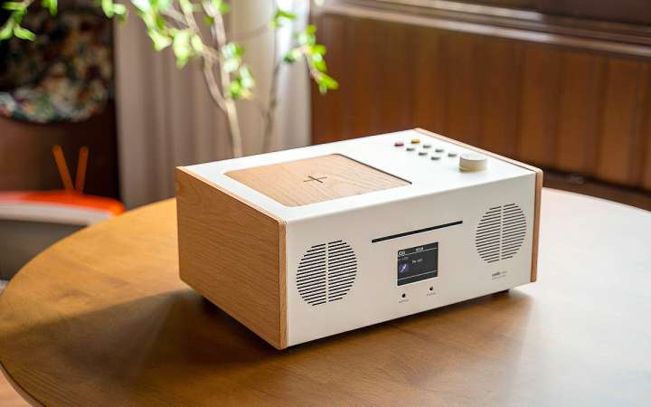 レトロ顔だけどワイヤレス再生、CDプレーヤー、ラジオ受信も可能だって